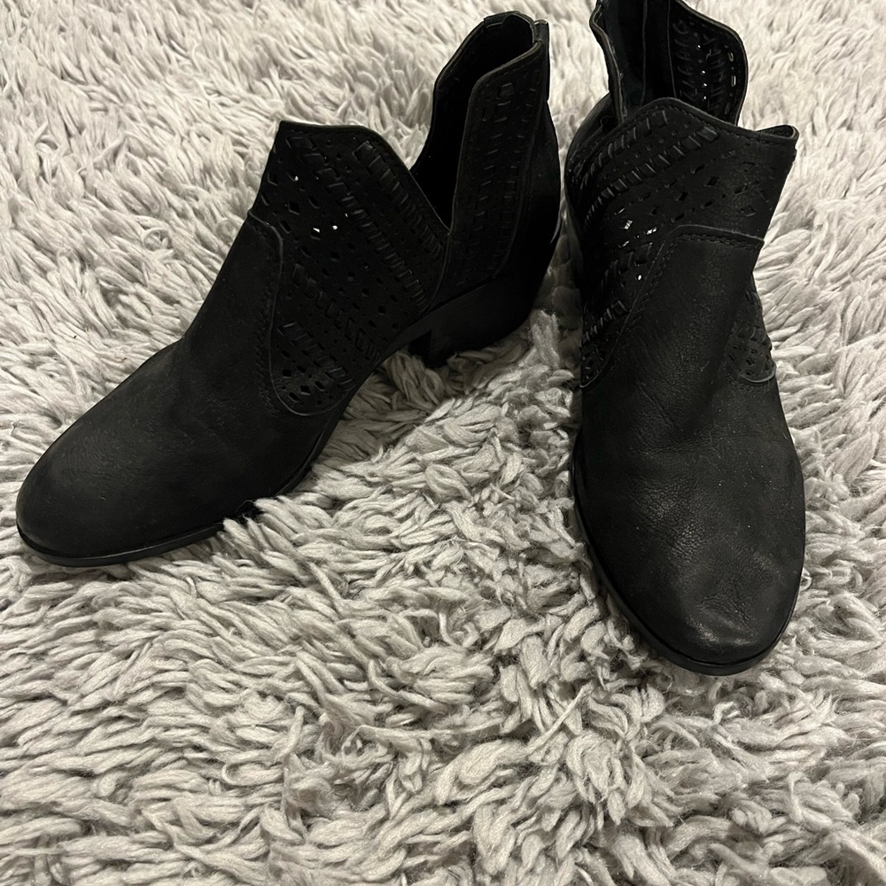 Vince Camuto black leather cute fall booties